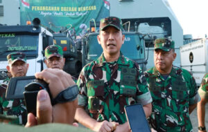 Mayjen TNI Hendy Antariksa Tinjau Langsung Kedatangan Bantuan Kasad Untuk Korban Bencana Alam Di Pelabuhan Belawan