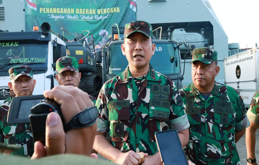 Mayjen TNI Hendy Antariksa Tinjau Langsung Kedatangan Bantuan Kasad Untuk Korban Bencana Alam Di Pelabuhan Belawan