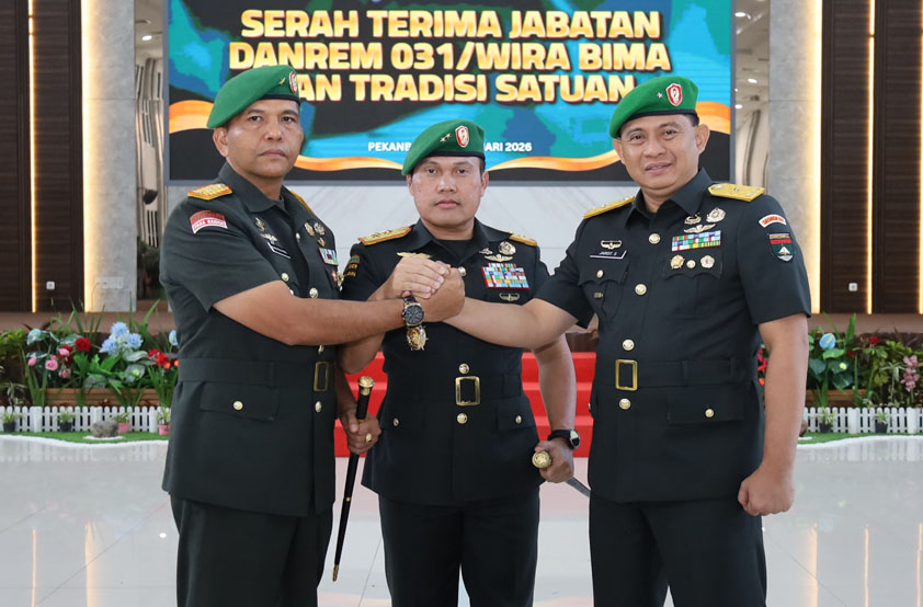 Pangdam XIX/Tuanku Tambusai Mayjen TNI Agus Hadi Waluyo Pimpim Sertijab Danrem 031/Wira Bima