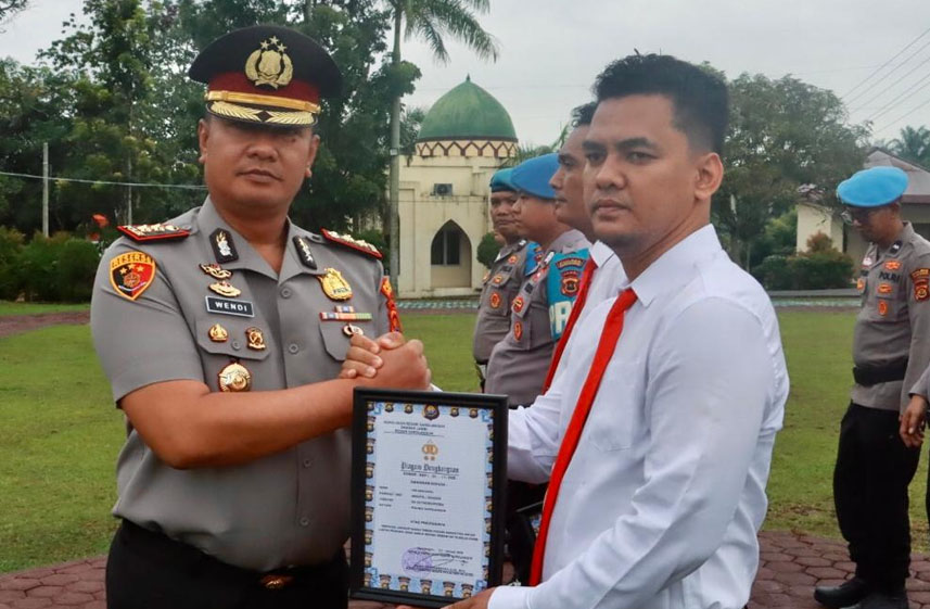 Polres Sarolangun Gelar Upacara Pemberian Penghargaan Kepada Personil Yang Berhasil Ungkap Kasus Ganja 40Kg