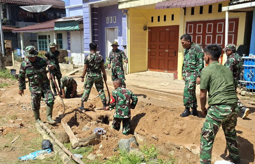 Satgas Gulbencal Kodam I/BB Dan Yon TP 905/TS Laksanakan Pembersihan Fasilitas Umum Di Dua Sektor Di Sibolga
