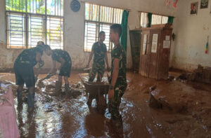 Satgas Gulbencal TNI Percepat Pembersihan SDN 155678 Hutanabolon 2 Pasca Tanah Longsor