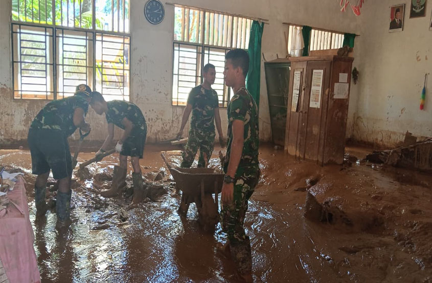 Satgas Gulbencal TNI Percepat Pembersihan SDN 155678 Hutanabolon 2 Pasca Tanah Longsor