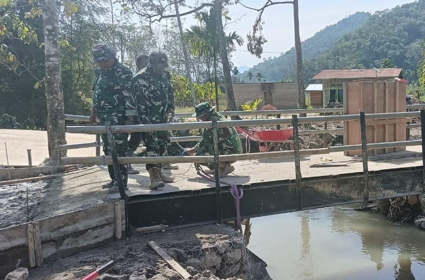 Satgas Zidam 1/ BB Rampungkan Jembatan Permanen Di Sungai Mahassan, Desa Sitolu Bahal