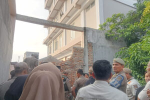 Tak Memiliki Izin PBG Dan Menutup Akses Jalan Warga, Satpol PP Kab. Asahan Bongkar Tembok Yayasan Maitreyawira