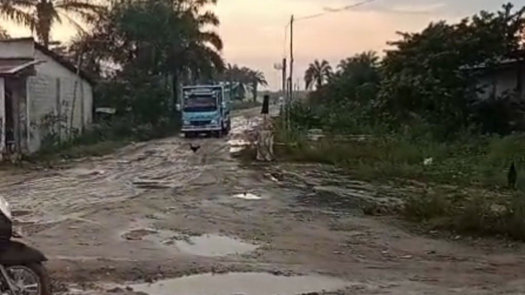 Warga Jalan Simpang Benar Rohil Minta Bupati Segera Perbaiki Jalan Yang Rusak