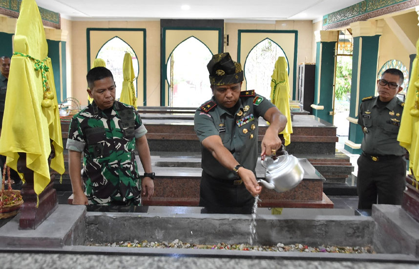 Danrem 031/WB Brigjen TNI Agustatius Sitepu Ziarah ke Kompleks Makam Marhum Pekan Kesultanan Kerajaan Siak