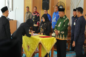 Bupati Afni Lantik 60 Pejabat Administrator dan Pengawas, Tekankan ASN Melayani Masyarakat