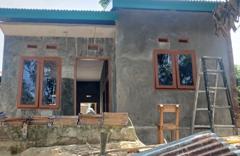 Progres RTLH Almarhum Bapak Yudarfis Capai 83 Persen, Satgas TMMD Kodim 0301/PBR Laksanakan Pengecatan Kusen Pintu dan Jendela