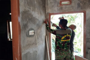 Sentuhan TMMD Ke -127 Kodim 0301/PBR, Instalasi Listrik Terpasang, Rumah Almarhum Yudarfis Kini Lebih Terang dan Aman