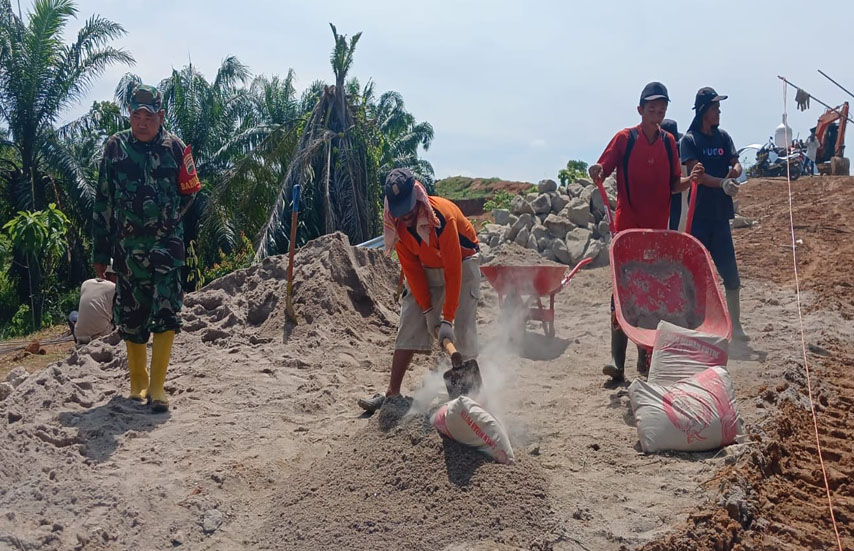 Kodim 0208/Asahan Bangun Jembatan Aramco Penghubung Desa Teluk Dalam dan Pulau Tanjung