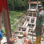 Kodim 0212/TS Bersama Masyarakat Perbaiki Jembatan Gantung di Ulu Pungkut