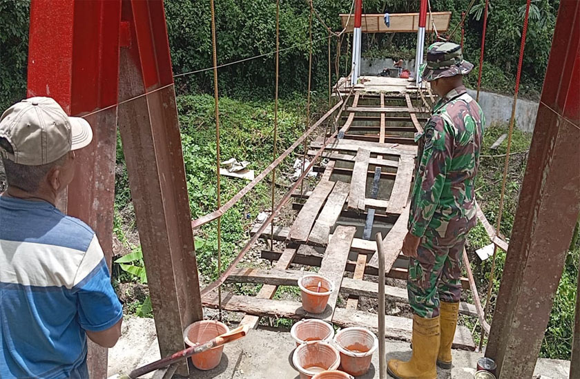 Kodim 0212/TS Bersama Masyarakat Perbaiki Jembatan Gantung di Ulu Pungkut