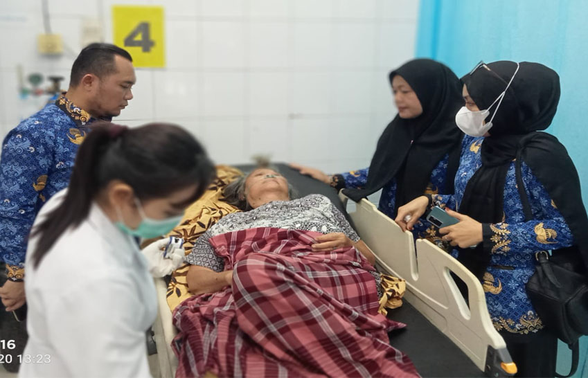 Camat Kisaran Barat Fasilitasi Nenek Arbiana Lantara Tak Punya Biaya Berobat Di RSUD HAMS Kisaran