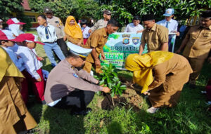 Green Policing di SLBN Airmolek, Polsek Pasir Penyu Ajak Siswa Peduli Lingkungan dan Tanam Pohon