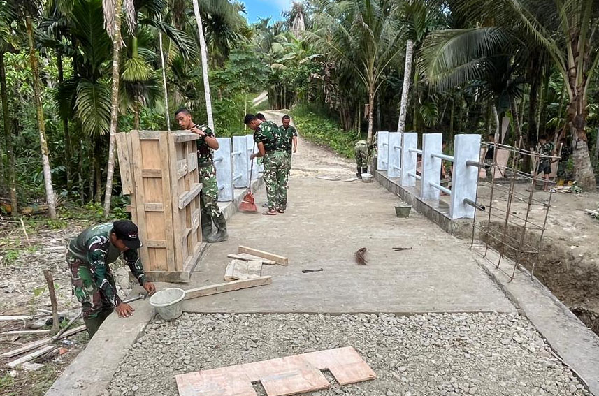 Karya Bakti Skala Besar TNI Bangun Jembatan Armco Sungai Menaula, Progres Sudah 90 Persen