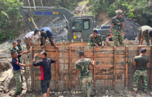 Karya Bakti Skala Besar TNI Bangun Jembatan Modular di Nias Utara