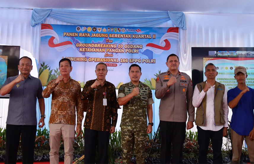 Pangdam XIX Tuanku Tambusai Mayjen TNI Agus Hadi Waluyo Hadiri Panen Raya Jagung Serentak di Pekanbaru