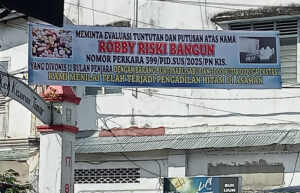 Spanduk Meminta Evaluasi Tuntutan dan Putusan 11 Bulan Terhadap Vonis RRS Terpampang di Kota Kisaran