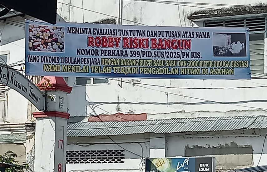 Spanduk Meminta Evaluasi Tuntutan dan Putusan 11 Bulan Terhadap Vonis RRS Terpampang di Kota Kisaran