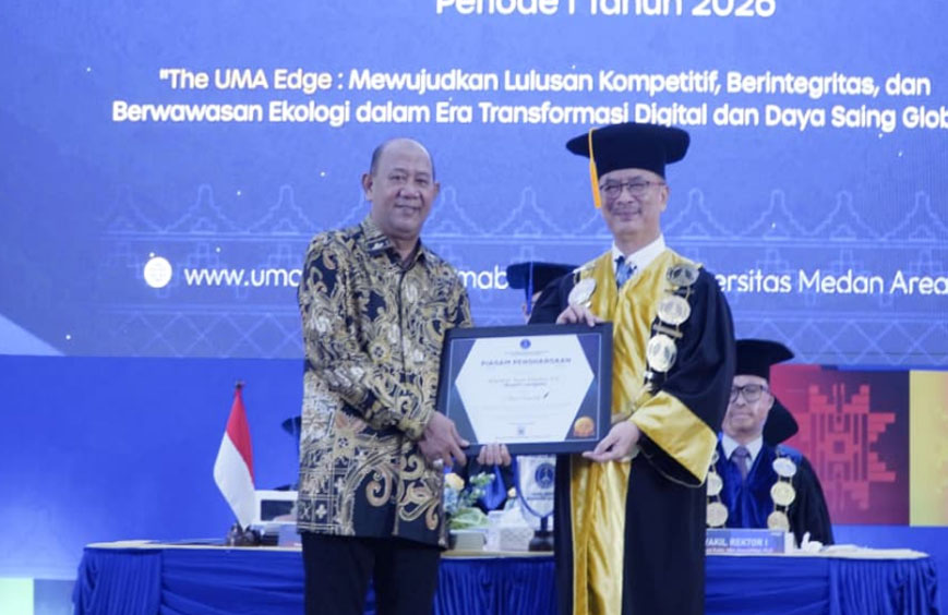 Bupati Langkat, Syah Afandin Raih Penghargaan Alumni Inspiratif UMA