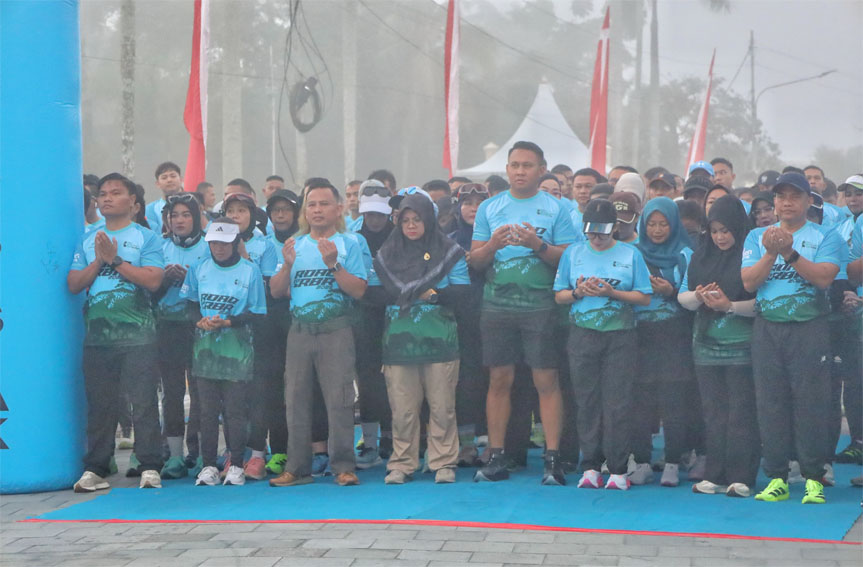 Pagi Berkabut, Bupati Afni Lepas Road To Bhayangkara Run 2026 di Kota Siak