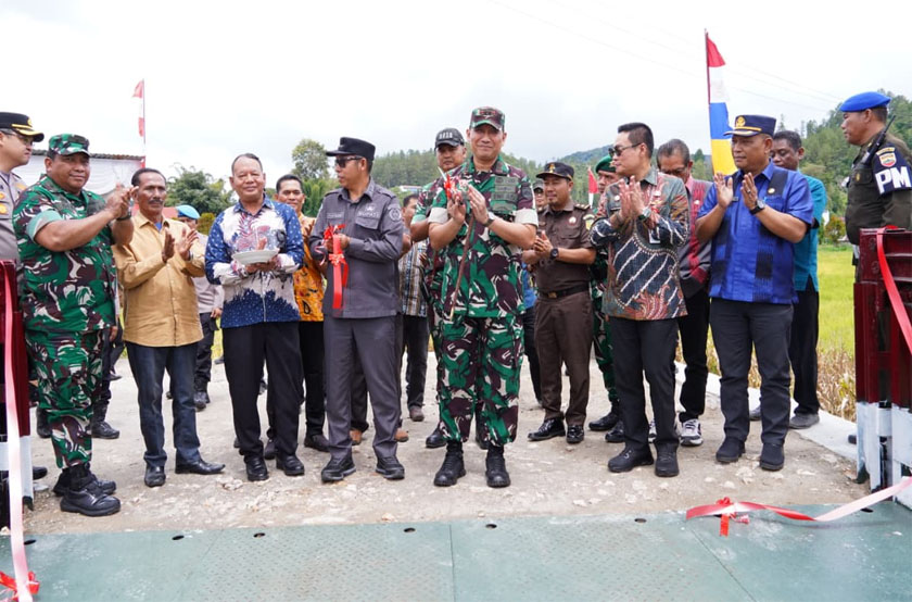 Pangdam I Bukit Barisan Mayjen TNI Hendy Antariksa Resmikan Jembatan Bailey di Kabupaten Tapanuli Utara