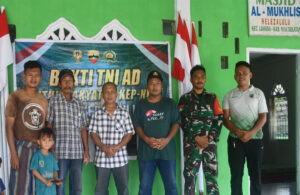 Personel Satgas Bakti TNI Untuk Rakyat Rampungkan Rehabilitasi Masjid Al-Mukhlis Di Lahusa