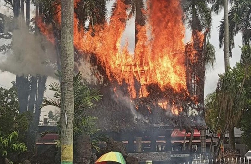 Rumah Adat Batak Di Monumen Tugu Nasional Sisingamangaraja XII Ludes Terbakar