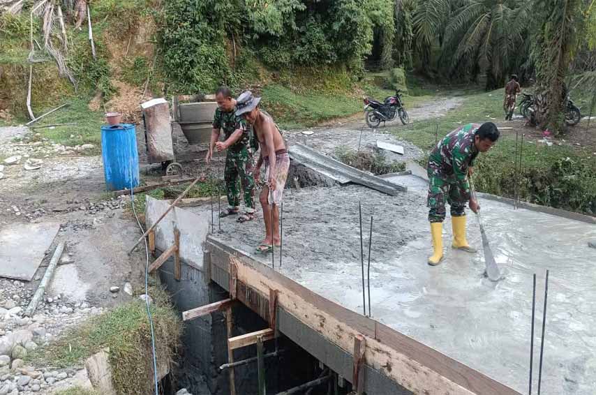 Kodim 0203/Langkat Rampungkan Pembangunan Jembatan Beton Penghubung Tiga Desa di Salapian