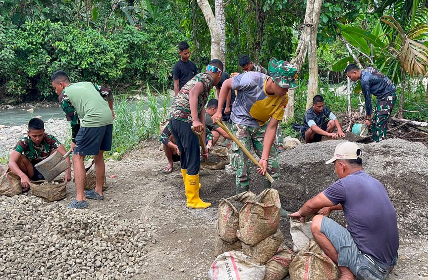 Gotong Royong TNI dan Warga, Jembatan Gantung Sungai Menaula Terus Dikerjakan