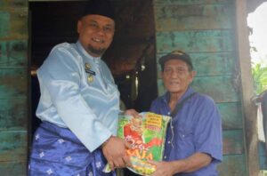 Keliling Empat Kampung, Wabup Syamsurizal Serahkan Bantuan untuk Lansia dan Disabilitas di Sungai Apit