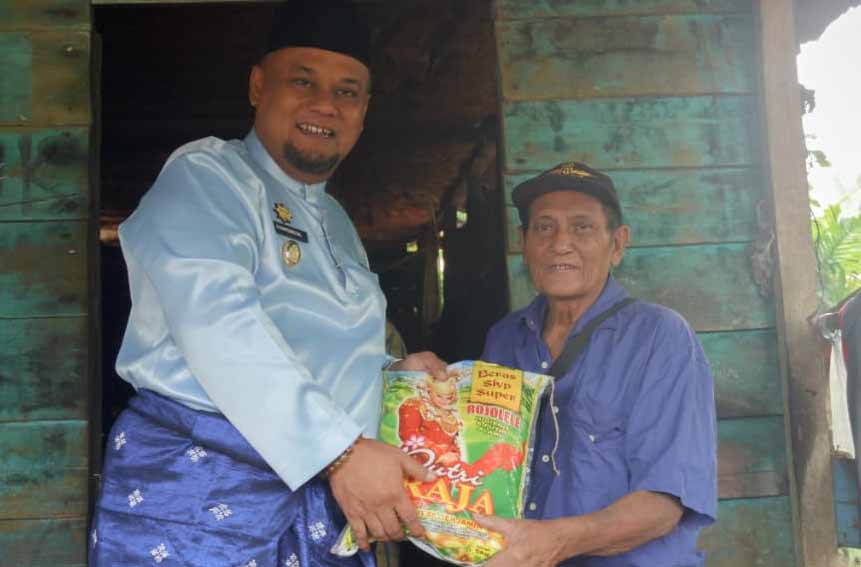 Keliling Empat Kampung, Wabup Syamsurizal Serahkan Bantuan untuk Lansia dan Disabilitas di Sungai Apit