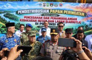 Pangdam XIX/Tuanku Tambusai Mayjen TNI Agus Hadi Waluyo Hadiri Distribusi 260 Papan Peringatan Karhutla di Riau