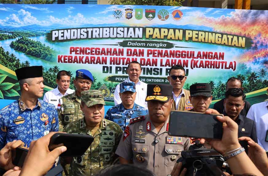Pangdam XIX/Tuanku Tambusai Mayjen TNI Agus Hadi Waluyo Hadiri Distribusi 260 Papan Peringatan Karhutla di Riau