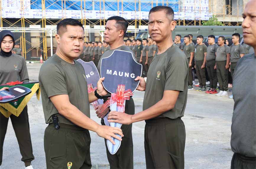 Pangdam XIX/Tuanku Tambusai Mayjen TNI Agus Hadi Waluyo Serahkan Kendaraan Dinas, Perkuat Kesiapan Operasional Satuan