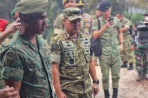 Pangdam XIX/Tuanku Tambusai Mayjen TNI Agus Hadi Waluyo dan Delegasi Singapore Army Tinjau Inovasi Penanggulangan Karhutla di Kampar