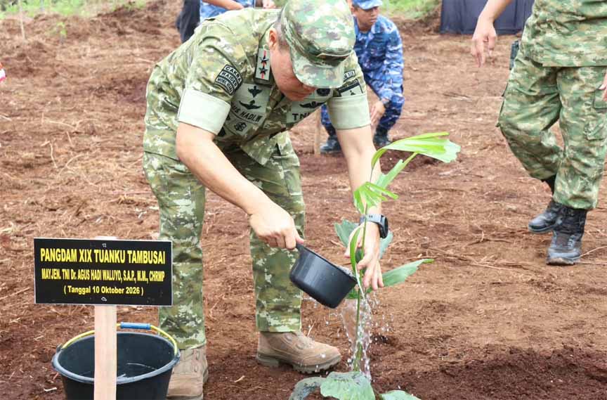 Pangdam XIX/Tuanku Tambusai Mayjen TNI Agus Hadi Waluyo dan Kabaharkam Polri Tanam 20 Ribu Pohon di Siak